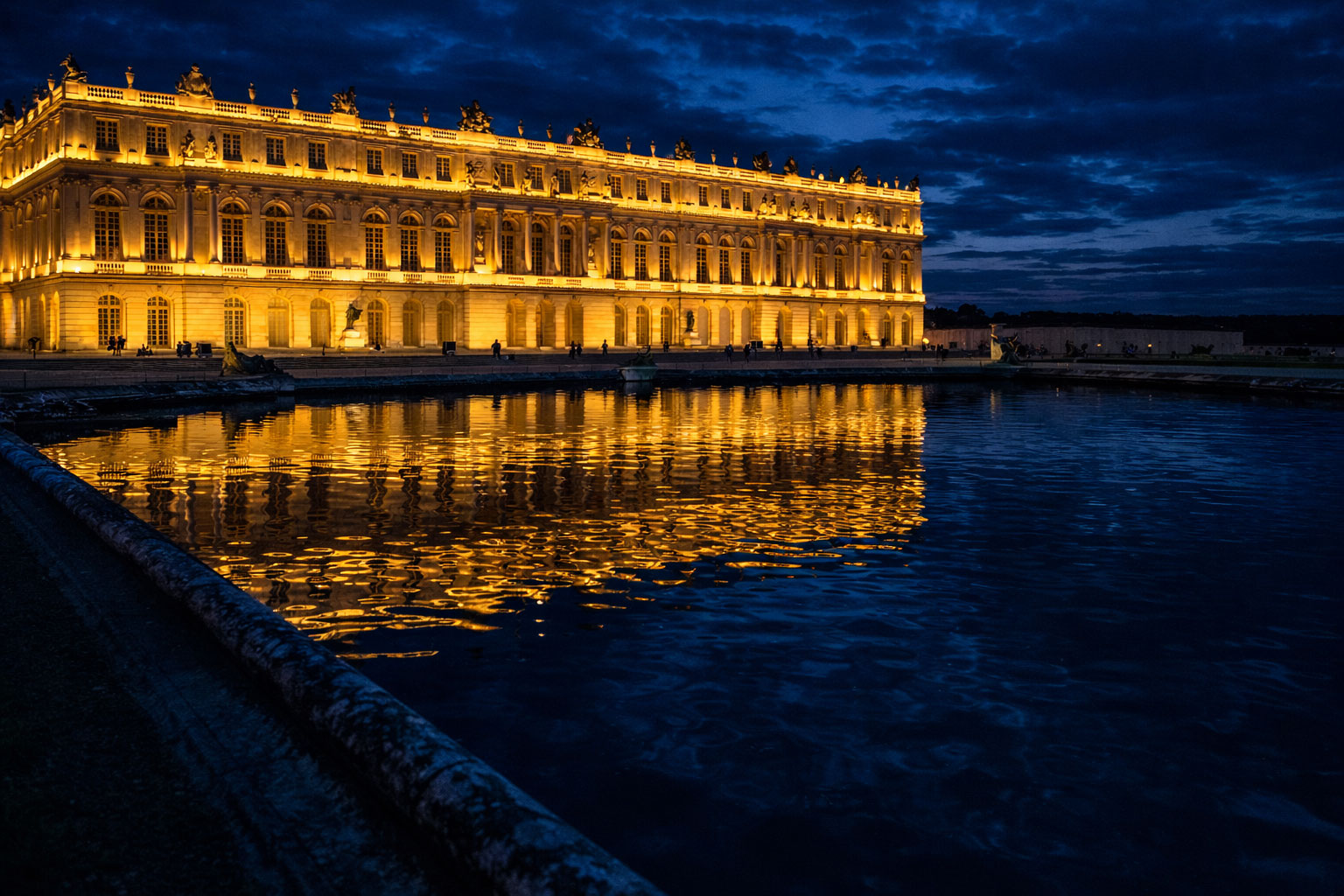 Château de Versailles illuminé - C'est pas Versailles ici